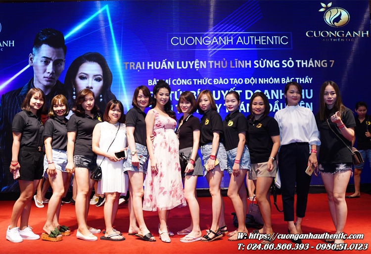 Nguyễn Nhật Anh cùng đội nhóm của mình